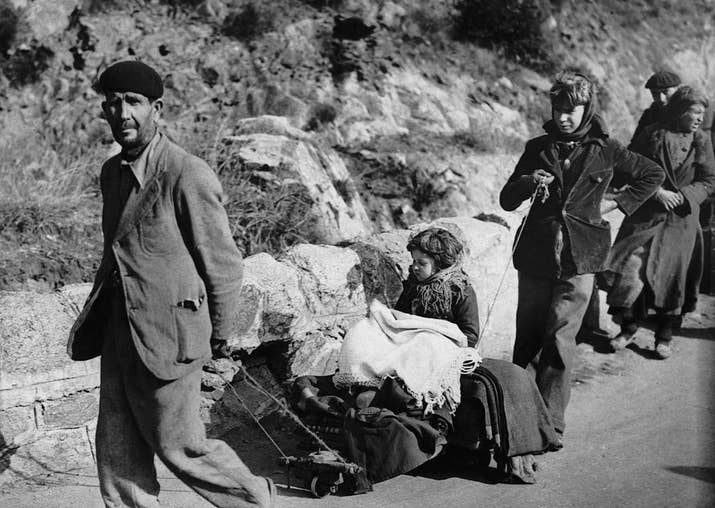 Una familia de refugiados huye a Francia el 7 de febrero de 1939.