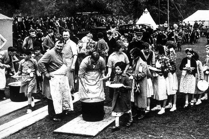 Niños españoles reciben su primera comida en un campo de refugiados cercano a Southampton el 25 de marzo de 1937.