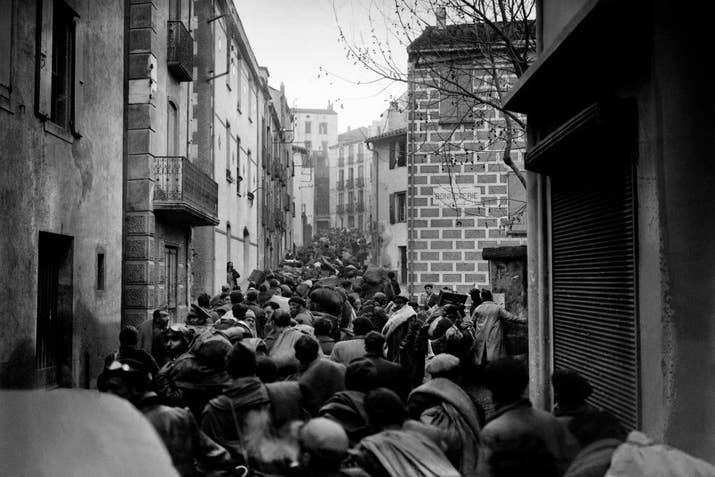 Refugiados españoles llenan las calles de Banylus en febrero de 1936.