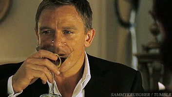 Aunque siempre se le asociase con el clásico Martini con vodka, en 'Casino Royale', James Bond cambia al Vesper que lleva Martini seco, ginebra, vodka y limón. Casi nada.