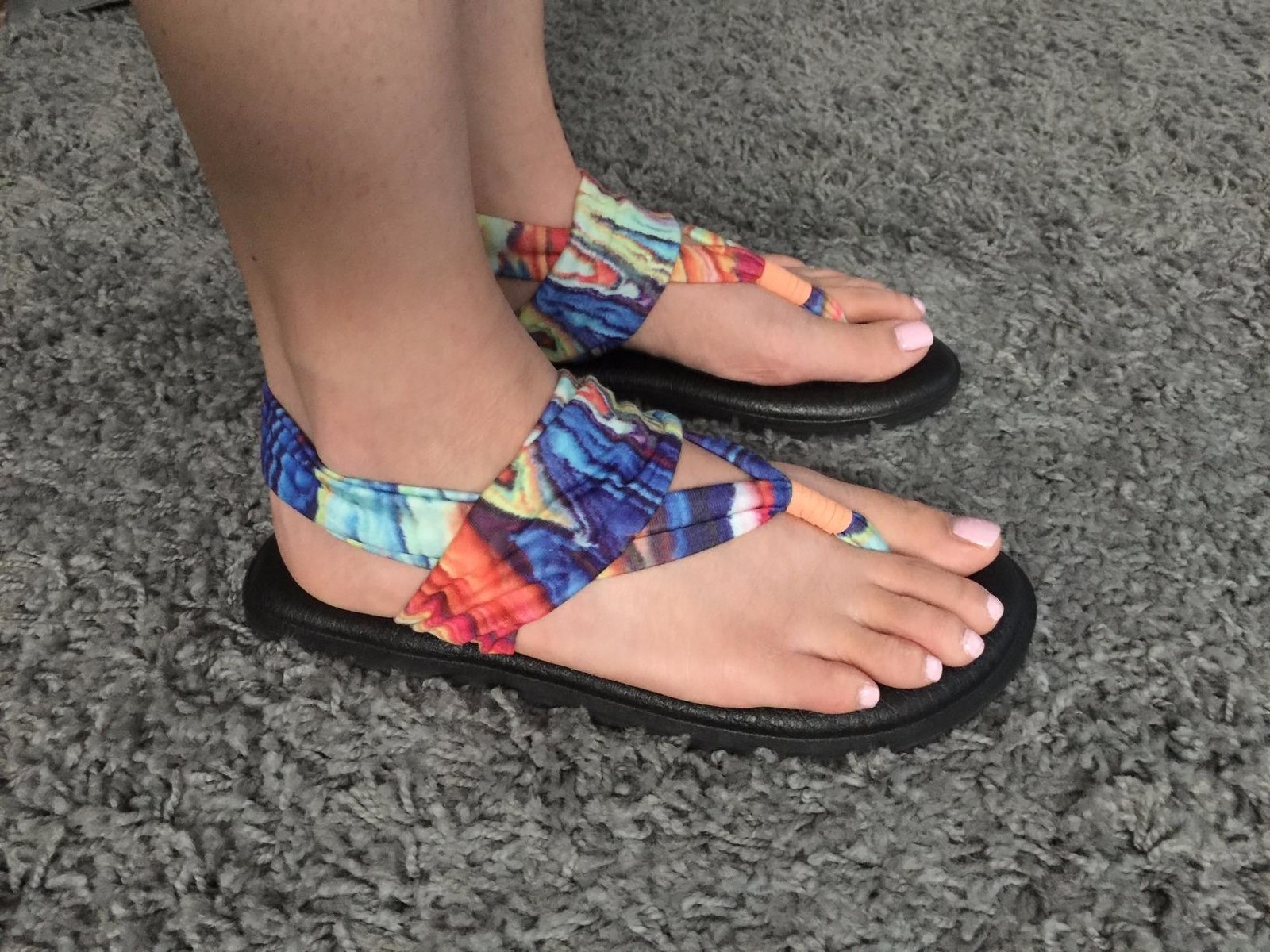 flip flops with cloth between toes