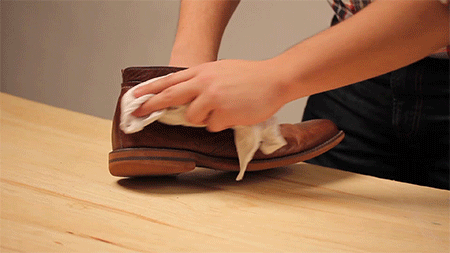 A menudo, lo primero que las personas notan de ti son tus zapatos. Da una buena impresión cuidándolos. Mantén tus zapatos lustrados y limpios dándoles una buena cuidándolos de vez en cuando. Puedes comprar lustrador para zapatos en casi cualquier parte, y es una manera sencilla de mejorar tu aspecto.