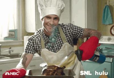 Nadie te pide que seas Gordon Ramsay, pero saber cómo cocinar uno o dos platos estrella puede ser gratificante para ti y sexy para otros. No hay nada como una comida casera —aún si es algo tan simple como asar algo— para impresionar a las personas.