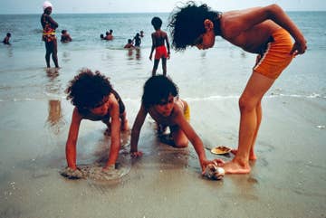 990px x 661px - 25 Pictures That Show Just How Far Out Beach Life Was In '70s