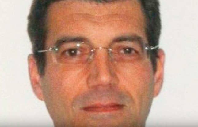 Cinco miembros de una familia en Francia fueron misteriosamente asesinados en abril de 2011. El padre de la familia ha estado desaparecido desde entonces, y es el principal sospechoso. ¿Aún más espeluznante? El contrato de arrendamiento de la casa de la familia había sido rescindido, y todas las cuentas bancarias cerradas, y había una nota en el buzón que decía: "Devolver todo el correo al remitente". —lanadelgay
