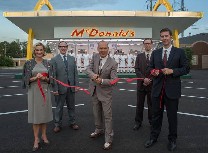 Es la historia verídica de Ray Kroc, un vendedor mediocre de Illinois, quien construyó el imperio de comida rápida más grande del mundo a base de mentiras, manipulaciones y de robarle su negocio a los hermanos Mac y Dick McDonald. Se estrena el 11 de julio.
