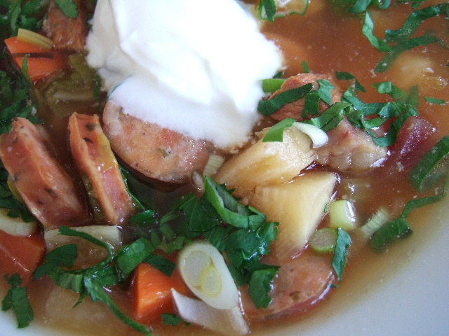 Ja, diese Suppe ist das Ergebnis eines Gemetzels. Sie wird traditionell nur am Schlachttag gekocht, um geplatzte Leber- oder Blutwürste zu verwerten. Wenn du gerade kein Schwein zum Schlachten hast, kannst du sie aber trotzdem nachkochen, z.B. mit diesem Rezept.