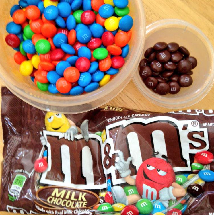 M m выбери. M&MS для еды. M&M коричный. Латте m MS. Детское пирожное m&MS.