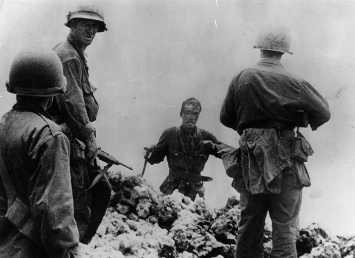 1945年7月14日、投降する日本兵