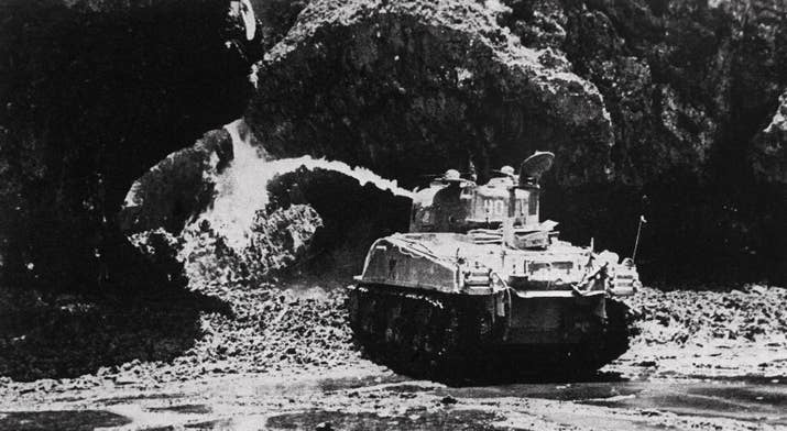 沖縄南部海岸で米軍戦車による洞穴への火炎放射