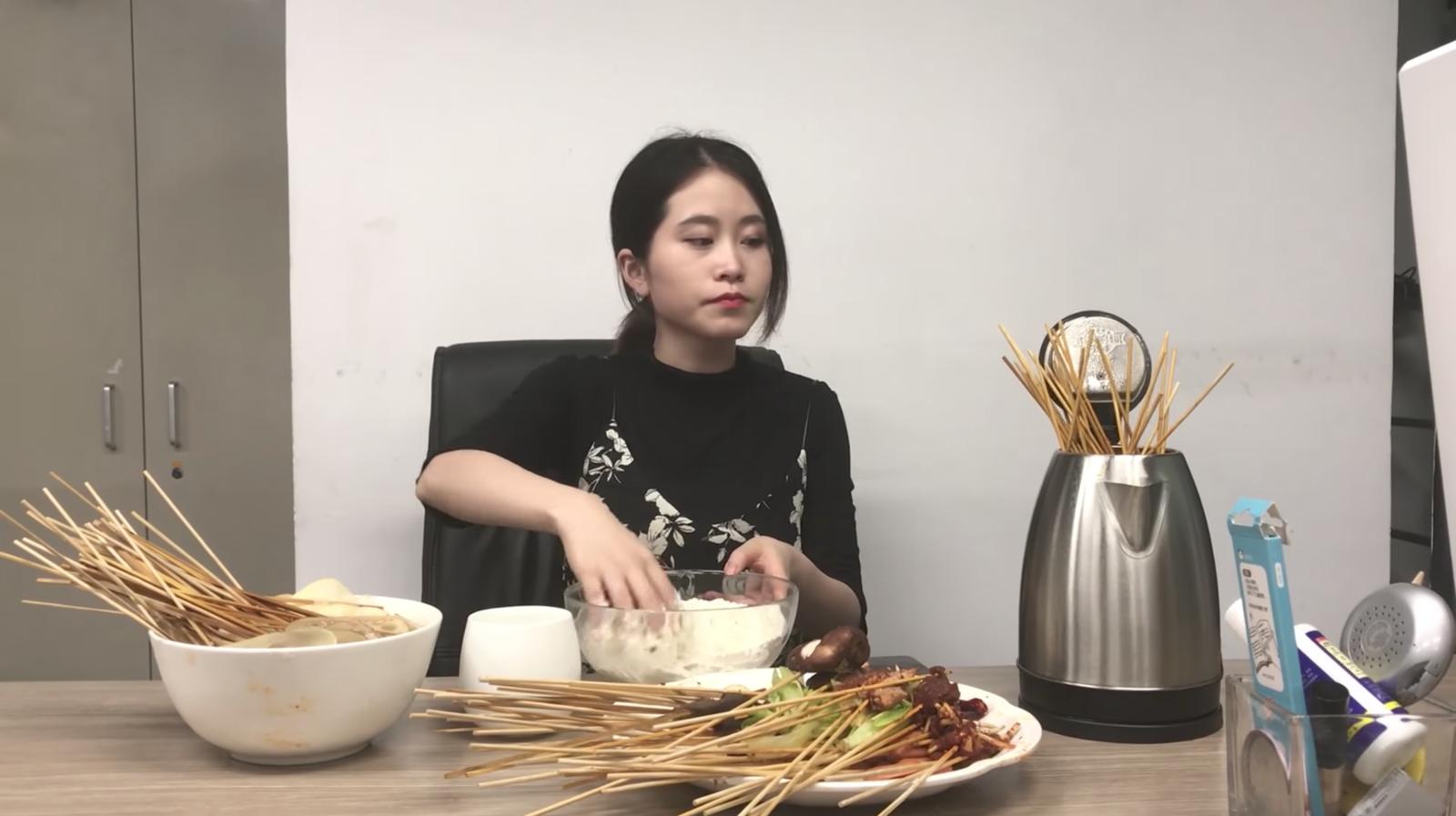 She the dishes already. Китаянка готовит. Китайская девушка готовит еду. Китаянка на кухне. Девушка китаянка готовит.