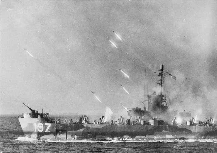 「鉄の雨」とも言われた艦砲射撃を沖縄本島に浴びせる米艦隊（1945年）