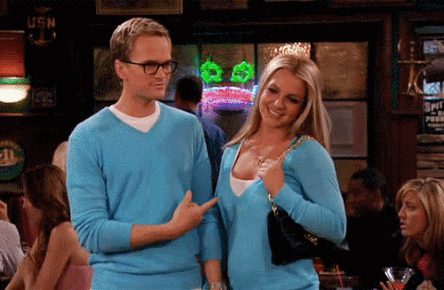 La estrategia es siempre la misma: complejísimo juego de seducción que culmina en acto sexual para inmediatamente después librarse de la tía con alguna excusa inverosímil. Ay, Barney, si utilizaras la mitad de tiempo que pasas editando tu 'playbook' para desarrollar un educado "lo he pasado muy bien, hablamos pronto, adiós", la de dramas que te ahorrarías.