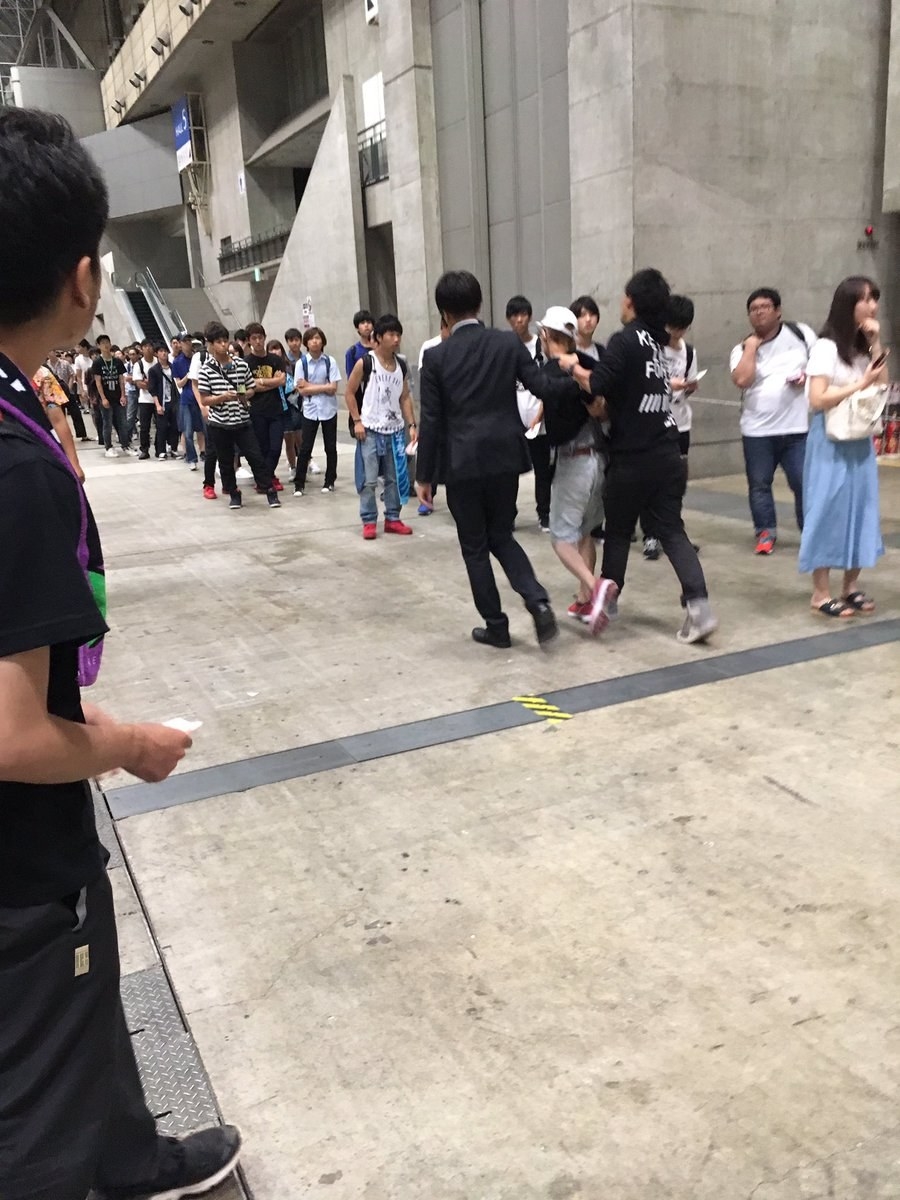 欅坂46 握手会で発煙筒を投げる 男を取り押さえ 握手会は中止に