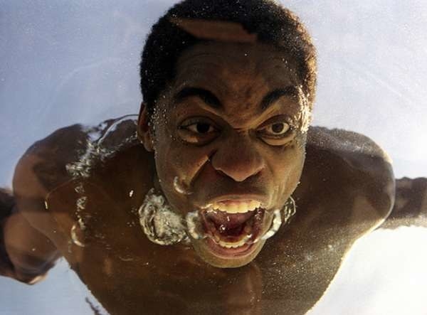 "Quanto ódio verdadeiro senti ao ver mulheres e homens negros lindos sendo considerado algo menor e não desejável? Tive raiva quando, na época em que vivi o André Gurgel, em Insensato Coração, fui chamado de macaco. Odiei a mulher que, há menos de um ano (foi em 2016), em São Paulo, me confundiu com um ladrão e, depois que se deu conta do engano, disse que não entendia porque eu estava ofendido com a 'confusão' dela. Mas essa raiva não me paralisa. Eu busco a fé. A fé na possibilidade da reinvenção e na força criativa".