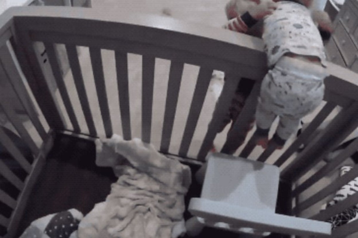 世界一かわいい脱走劇 弟をベビーベッドから救うため 3歳の兄が活躍