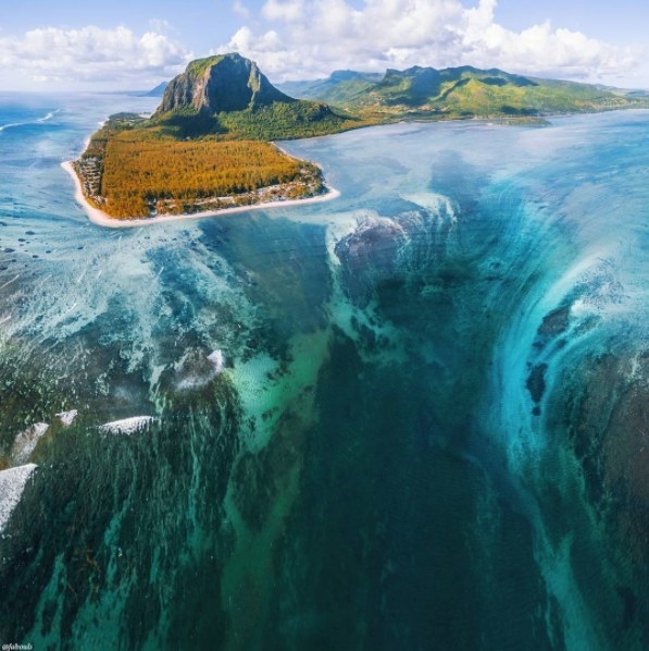 Une cascade sous-marine?! On avait VRAIMENT besoin de ça, sans déconner? (Bon, la vérité c'est que c'est une illusion d'optique, mais pour un thalassophobe ça fait pas grande différence.)