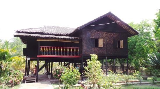 This house once contained a machine that was used by women to weave the iconic dresses known as longyi. Despite its humble demeanour, this house is as luxurious any hotel Yangon has to offer such as the Chatrium Hotel Royal Lake Yangon.