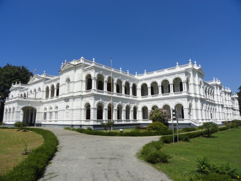 Housed in a vintage building, the museum is located in the heart of the city, close to many 5 star hotels Colombo has to offer such as Cinnamon Lakeside Colombo.