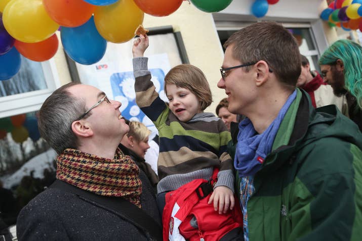 The Federal Constitutional Court rules that the ban on the co-adoption of an adopted child (successive adoption) which applies to registered civil partnerships is unconstitutional. The reasoning: "No differences exist between a marriage and a registered civil partnership which could justify the unequal structure of the adoption opportunities."