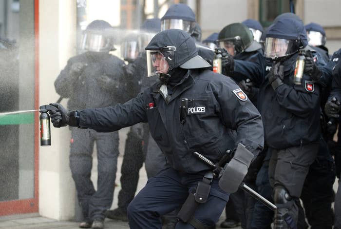 In eigentlich strengen Ausnahmefällen ist der Polizei Pfefferspray erlaubt. Das heißt:* im Notfall und zur Selbstverteidigung* wenn andere Mittel versagt haben oder nicht helfen* und um die Angreifer auf Abstand zu haltenZur Räumung von Demos, Straßen oder Parks war die Waffe Pfefferspray eigentlich nie gedacht. Außerdem muss zuvor der sogenannte "Einsatz unmittelbaren Zwangs" angedroht werden. Eigentlich. Viele Videos, die man von Pfefferspray-Einsätzen der Polizei findet, lassen erhebliche Zweifel aufkommen, ob das immer eingehalten wird. Auf jeden Fall gilt: was Soldaten im Krieg nicht dürfen, ist für Polizisten erlaubt.