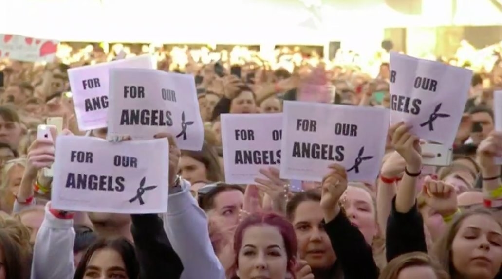 Robbie Williams Gave An Emotional Tribute To The People Of Manchester ...