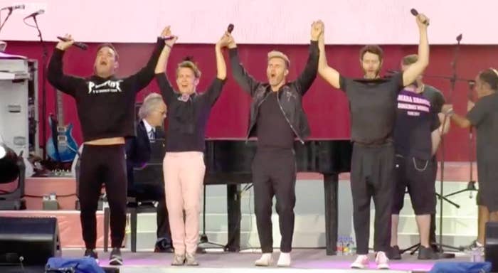 Robbie Williams Emotional Berlin Performance An Unexpected Tribute To Ozzy Osbourne - s1qx3pz