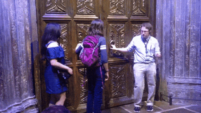 Después de la gran revelación, la gente no pudo evitar demostrar su asombro. Hasta vi algunas lágrimas.Dato curioso: Si es tu cumpleaños, puedes ser el afortunado que abra las puertas.