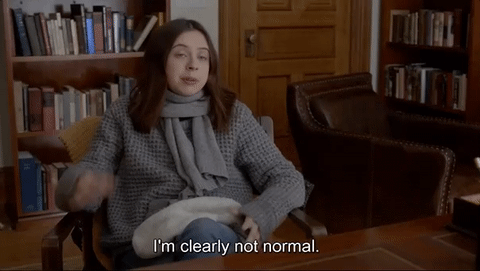 "A razão mais comum para uma secreção escura é a ectasia (dilatação anormal) do ducto. As mulheres podem se queixar de uma secreção esverdeada e acinzentada saindo dos seios. É inofensivo, mas muitas pessoas passam por cirurgia para remover esse ducto. No entanto, uma secreção com SANGUE do mamilo NUNCA é normal. Isso deve ser avaliado, não importa se você é jovem ou mais velha."