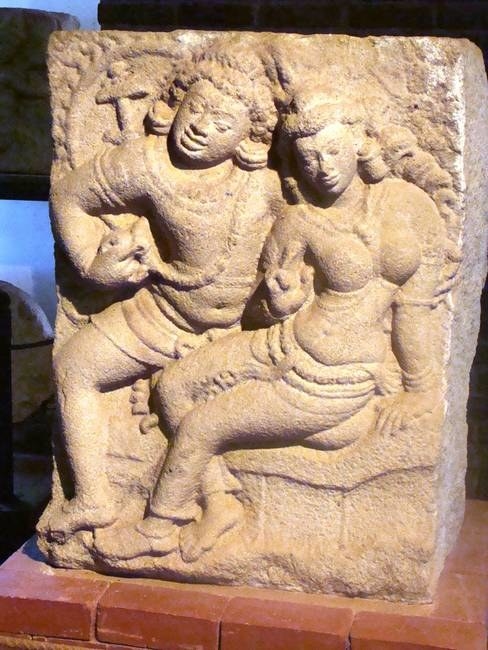 The carving of the lovers found on the rock was believed to be that of King Dutugamunu’s son and the low caste maiden that he loved. The carving is known to originate from the 6th century.