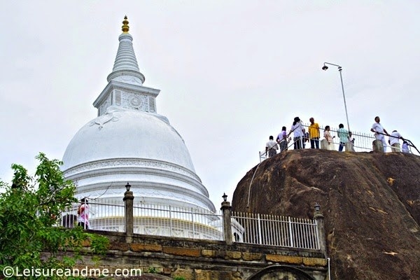 The temple was built on a rock by King Devaampiyatissa as a monastery for 500 ordained children. The stupa at the temple was built recently and the temple is connected to a cave.