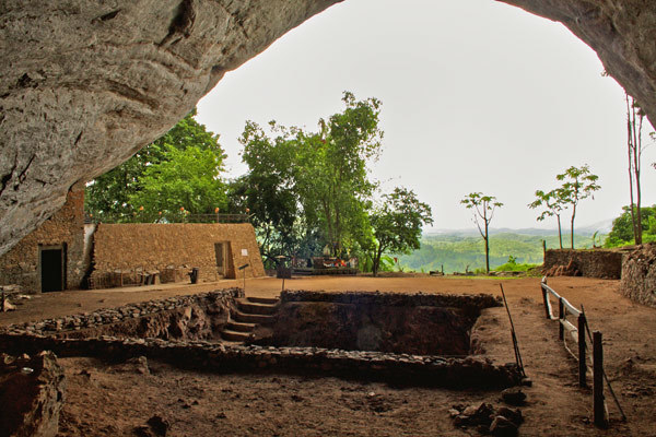 The cave measures to 15 feet high and 147 feet wide, and it is assumed that approximately 3000 people can be accommodated in here. Due to the south west monsoon winds hollowing out the rock, the entrance of the cave forms half a circle.