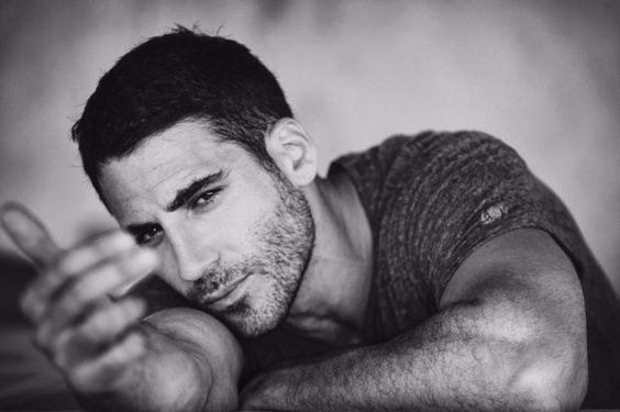 El personaje es interpretado por Miguel Silvestre (Quien también actúa en el programa nuevo: Sense8 en Netflix). ¡Es un actor muy simpático, honesto y GUAPO!