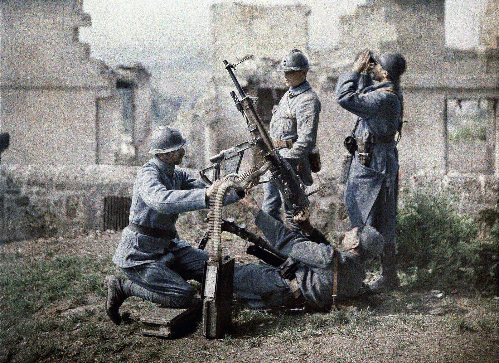 Autochrome by Fernand Cuville of French soldiers operating machine guns during the Second Battle of the Aisne, 1917.