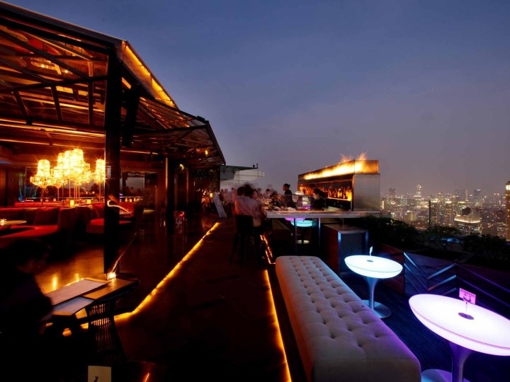 Looking for the ideal place to hang out with friends together with great cocktails, chill-out music and excellent view of the city lights backdrop? Cloud Lounge is the place you need to go. Offering breathtaking 360-degree views extending to the horizon in all directions, it’s like hovering over Indonesia’s dazzling cityscape.