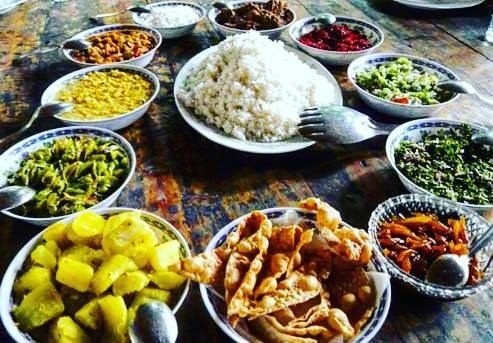 Whether you’re staying at AVANI Kalutara Resort or a small B&B by the beach, you’ll be offered rice and curry meals. An assortment of flavoured and delicious vegetables and a meat curry served with piping hot rice should be the first thing you try on the island.