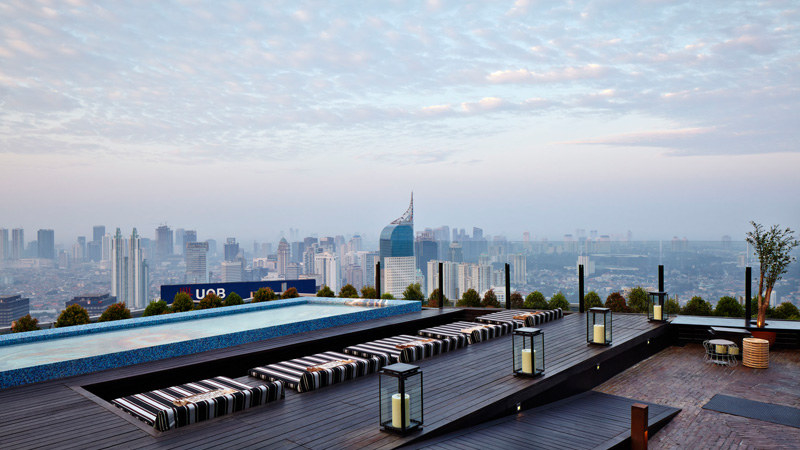 SKYE could well, be a game changer for the Jakarta restaurant and bar scene. Situated on the 56th floor about 230 m high up in the air, here you get an absolutely stunning view of the city skyline and the surrounding areas. It’s just a hop step and a stone’s throw away from some of the best hotels in the city like Alila Jakarta, and is a great place for occasions, to entertain visitors to the city or just enjoy and understand elegance and casual sophistication of the indoor/outdoor lounge spaces.