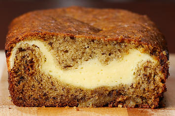 Este pão de banana com recheio de cheesecake vai te surpreender