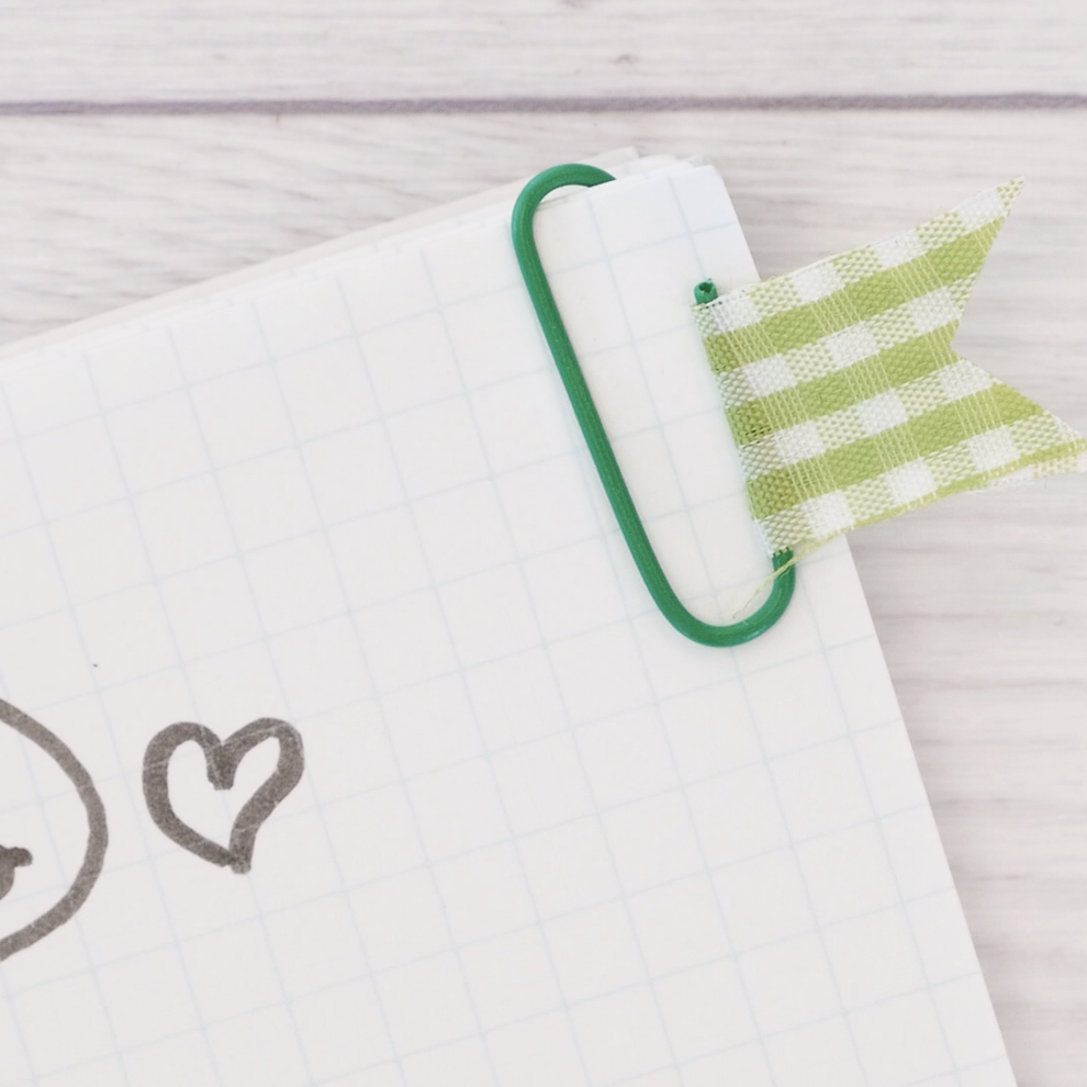 Fun Tricks You Didn't Know You Could Do With Paper Clips