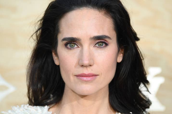 El traje de Spider-Man viene con su propia inteligencia artificial llamada Karen y es interpretado por Jennifer Connelly. En la vida real, la actriz está casada con Paul Bettany, que interpreta a la voz de J.A.R.V.I.S. y a Vision.
