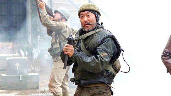 El actor Kenneth Choi interpretó a Jim Morita, parte del equipo de Capitán América, en la primera película del superhéroe. En Spider-Man interpretar al director Morita, un descendiente de su personaje anterior. Hasta tiene fotos de su pariente en la oficina.