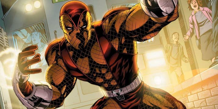 Vemos a dos personajes siendo el Shocker y aunque ninguno usa el traje icónico de los cómics, sí utilizan unas mangas amarillas que se parecen mucho. En la película aclaran que son para amortiguar, pero es obvio que también sirven como un guiño al diseño original del personaje.
