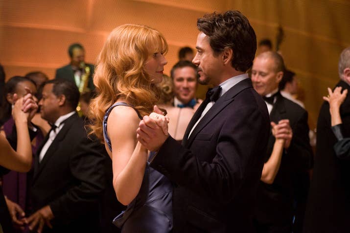Al final de la película, Happy dice que lleva cargando el anillo de compromiso para Pepper desde 2008. Es una referencia a la primera película de Iron Man, que también salió en 2008.