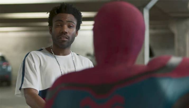Glover interpreta a Aaron Davis. En los cómics, Davis es un ladrón que usa un traje de alta tecnología para cometer robos y se hace llamar Prowler. Hay un pequeño guiño a eso en la película, ya que Davis se interesa cuando la gente de Toomes le dice que tienen "equipo para escalar", muy similar al que usa su personaje.