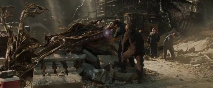 Sólo alguien con buen ojo habrá notado todos los materiales que utilizó Toombes para crear sus armas. Entre los mencionados y mostrados están: los restos de la invasión Chitauri (Avengers), los restos de la caída del Triskelion (El Soldado de Iniverno), el traje de CrossBones en el incidente de Lagos (Civil War) y el ataque de Ultron (Age of Ultron).