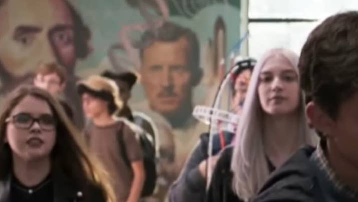 La escuela a la que va Peter es para gente promesa que, como viste en la película, sobresale entre los demás. Por lo mismo, la escuela está repleta de decoraciones y tributos a las más grandes mentes del universo Marvel. En algún punto se ve de fondo una foto de Bruce Banner y el mural de la escuela tiene a Howard Stark, el papá de Tony.