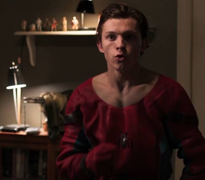 Peter ya había hecho referencia a Star Wars en Civil War, pero en De regreso a casa vemos varias figuras de la saga en su cuarto. Además de la Estrella de la Muerte que quiere construir con Ned.
