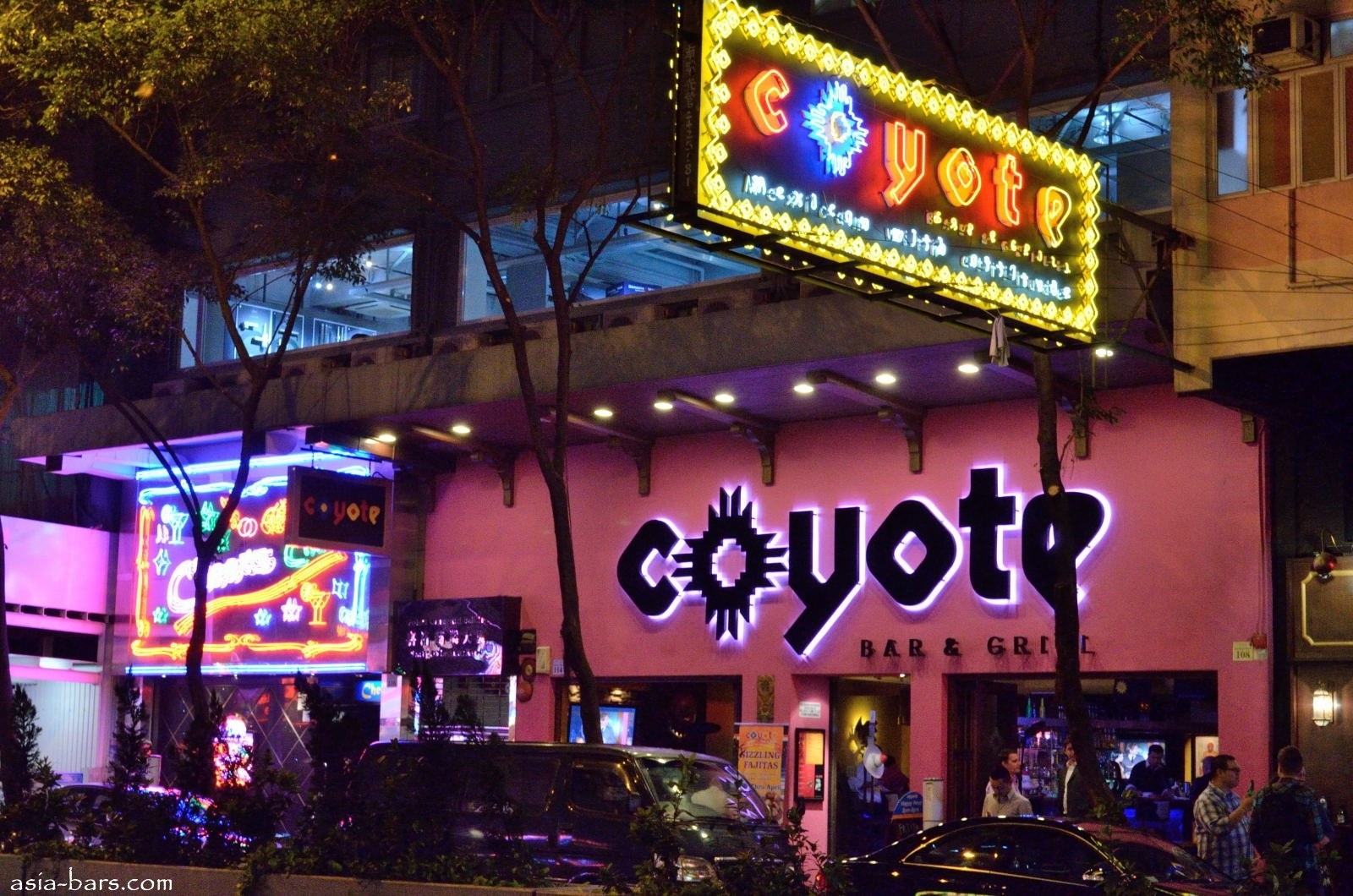Packed with bars and small eateries, Lockhart Road is famous for Wan Chai’s exotic nightlife. This is the ideal place for you to be if you are looking to be a part of that electrifying night scene in Wan Chai.