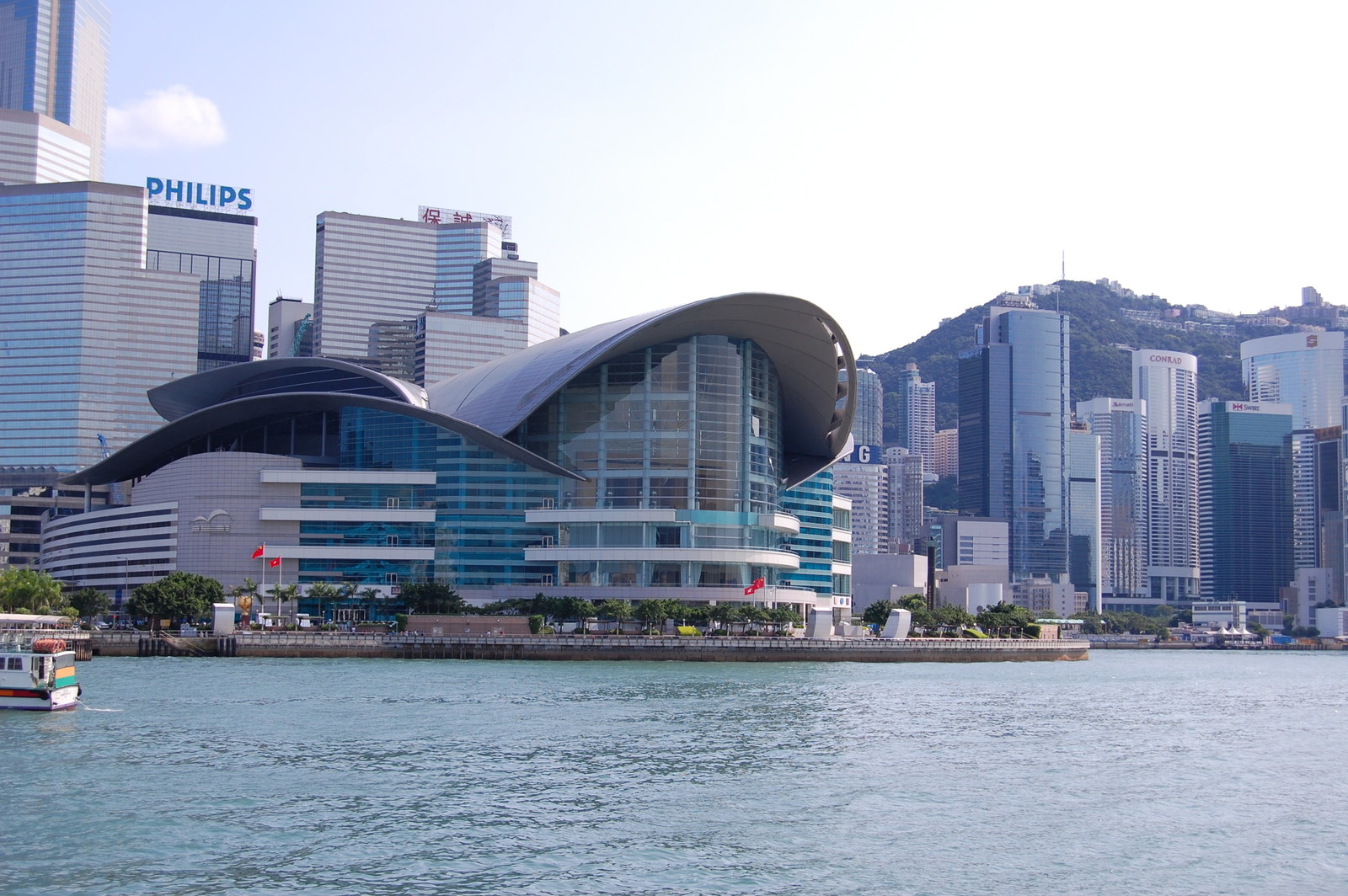 A magnificent symbol of the city, the Hong Kong Convention and Exhibition Centre (HKCEC) organizes various exhibitions throughout the year such as the world’s largest jewellery fair, an anime and comic convention and the book fair. If you are staying over at accommodation options around the area such as Cosmo Hotel Wan Chai Hong Kong, you can simply take Queen’s Road and enter Thomson Road to reach the site; on the way you can enjoy some shopping at Tai Yau Plaza and taste a steaming cup of joe at the Honolulu coffee shop.