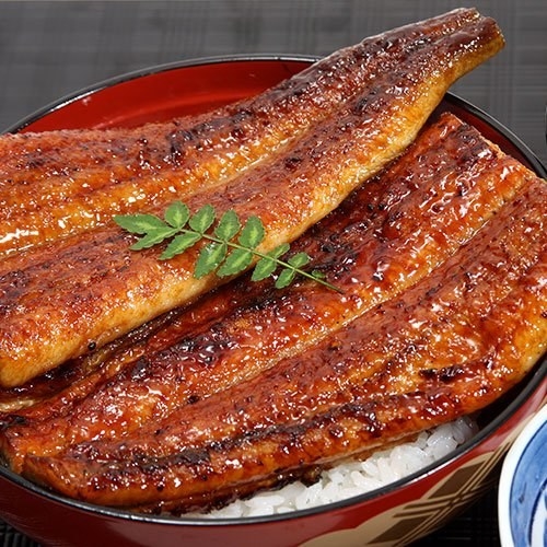 販売元の川口水産によれば、うなぎ専門店でうな丼を食べると1人前約80グラム〜100グラムだそうです。それが300グラム入って3740円というのはけっこう安いのでは。商品内容は「うなぎ蒲焼きロング170g×1尾」「蒲焼きカット2切(80g)×1パック」「きざみうなぎの蒲焼き75g×1パック」と3種類の楽しみ方ができるセット。賞味期限は冷凍でお届け後8ヶ月~1年間あるので、冷凍庫に入れておいて特別な日に味わうのもいいですね。